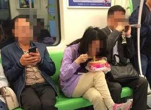 娱乐吃瓜酱坐地铁